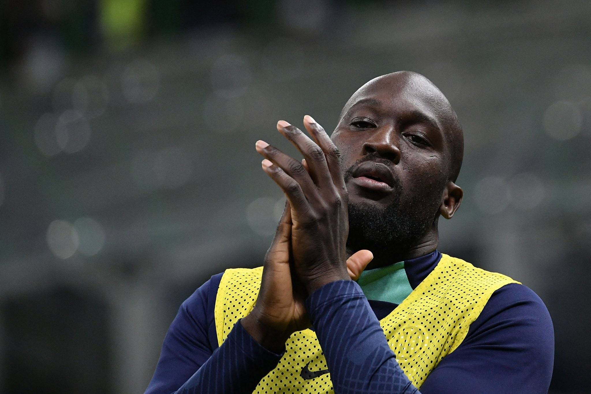 他的身价就急速下滑,在罗马报价之前,也有球队向卢卡库表达过兴趣