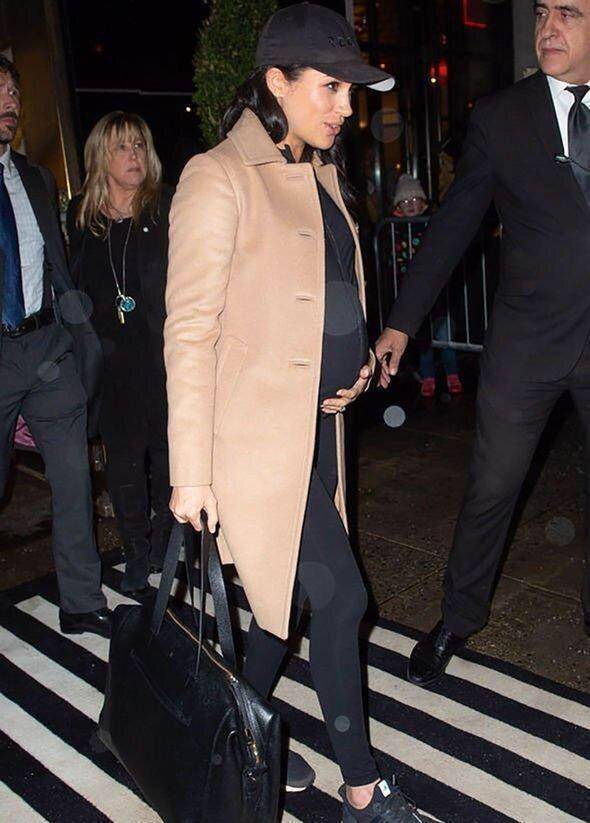 梅根因为怀孕并同行,如今梅根怀孕6个月左右,不过拿怀孕当理由却不能