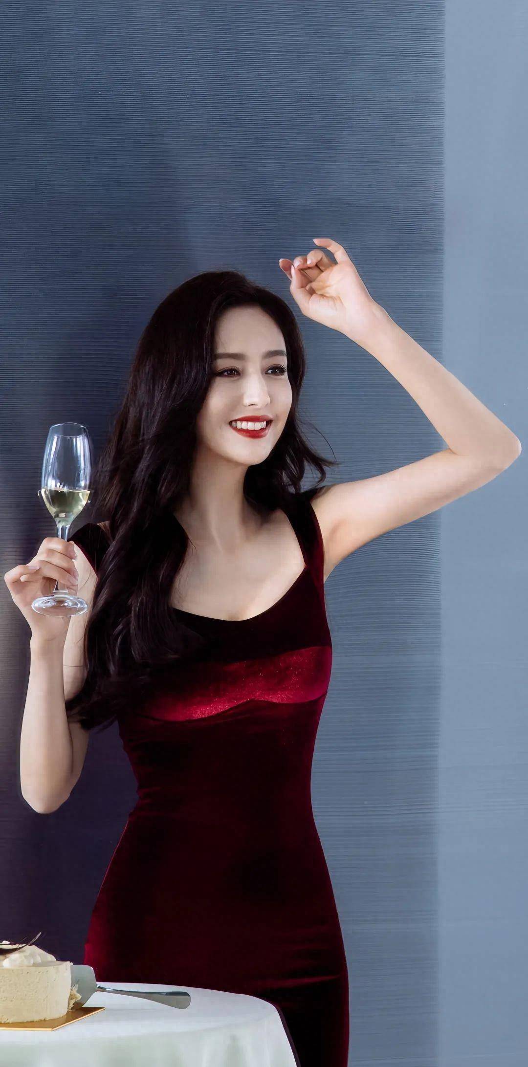佟丽娅时尚写真图片复古丝绒骑着红色长裙,惊艳如玫瑰,优雅如红酒