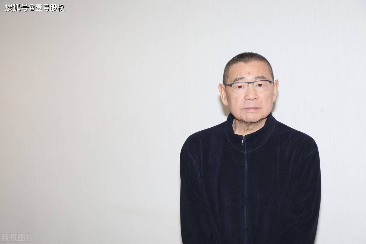 这个人就是刘銮雄,在2021年下半年以巨亏100多亿的代价割肉恒大,但是