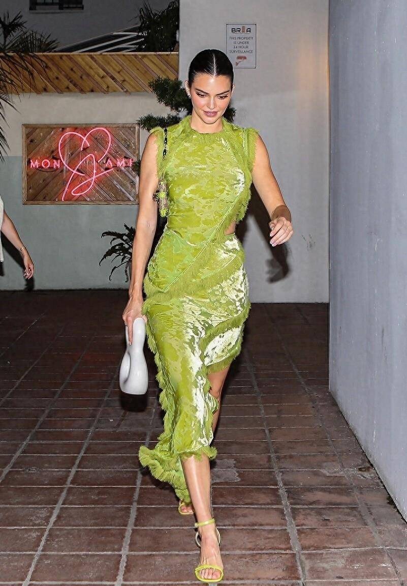 肯达尔-詹娜穿绿色连衣裙外出聚会气质迷人_自然_感觉_颜色