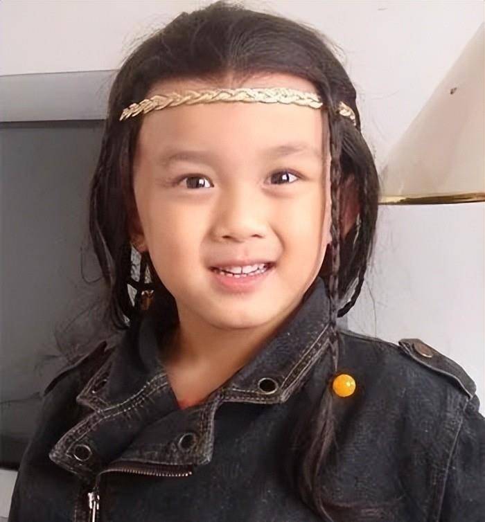 在《莲花楼》中,他还饰演小李香怡,是成毅的童年;《我的人间烟火》中