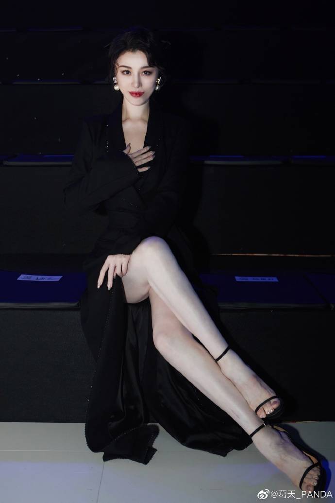 葛天黑色连衣裙出席时尚活动 彰显优雅气质_身材_演技_都去