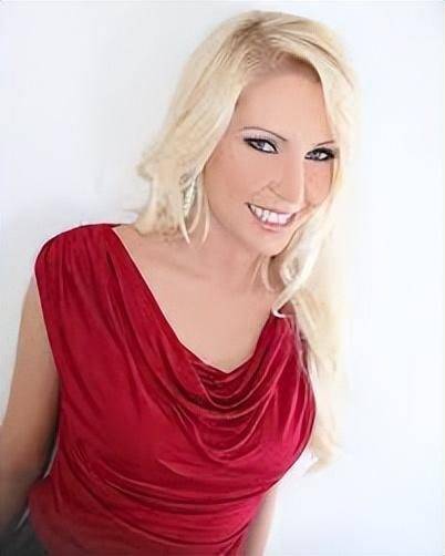 瓦妮莎·凯奇 (vanessa cage) 电影,杂志,广告多方获得认可的女艺人