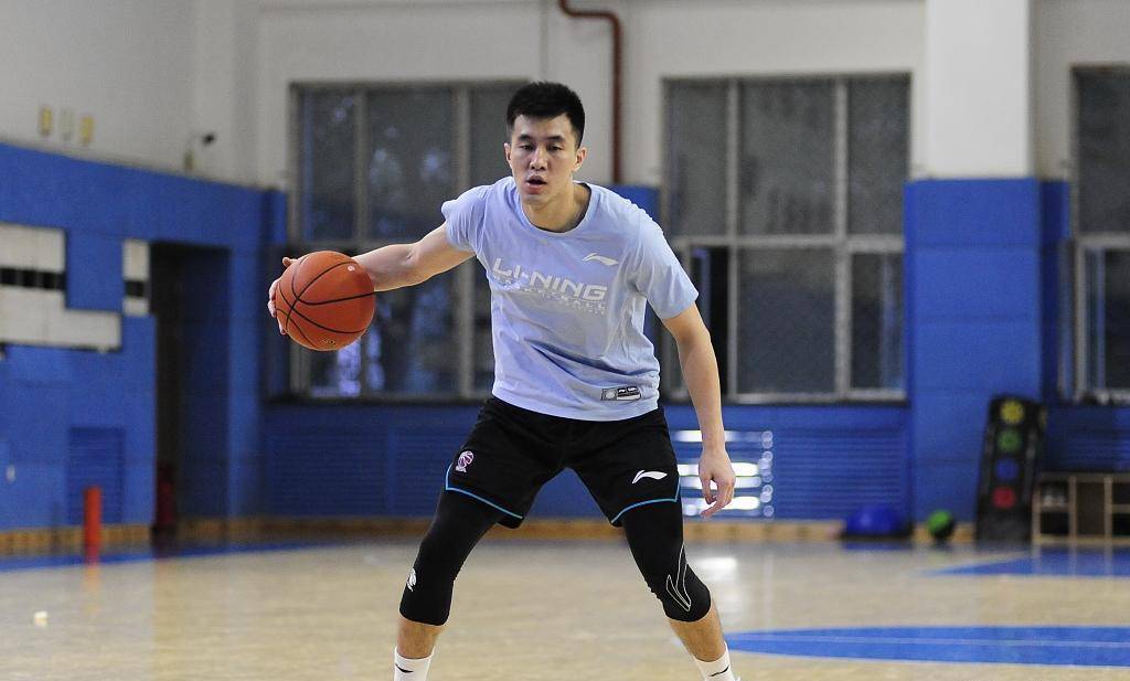 郭艾伦的控球能力和传球视野不比赵继伟差,而他1米90的身高在与强队