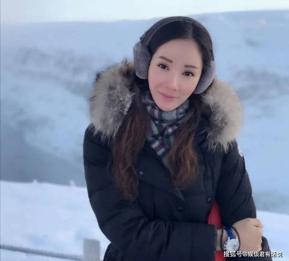 就冲于冬敢抛妻弃子,照样敢抛弃金巧巧,前段时间于冬出轨江疏影的事情