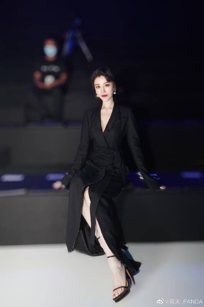 葛天黑色连衣裙出席时尚活动 彰显优雅气质_身材_演技_都去