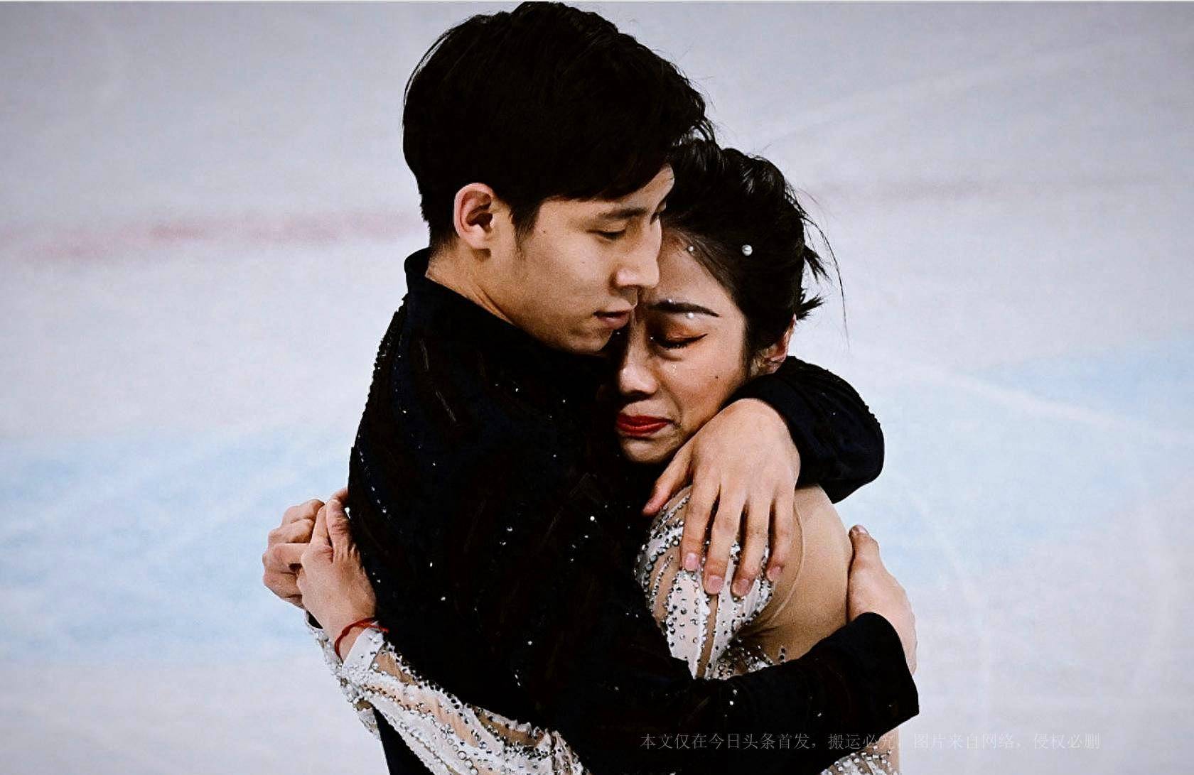 隋文静夺冠落泪,韩聪低头深情安慰,网友份子钱准备好了_情感_互动