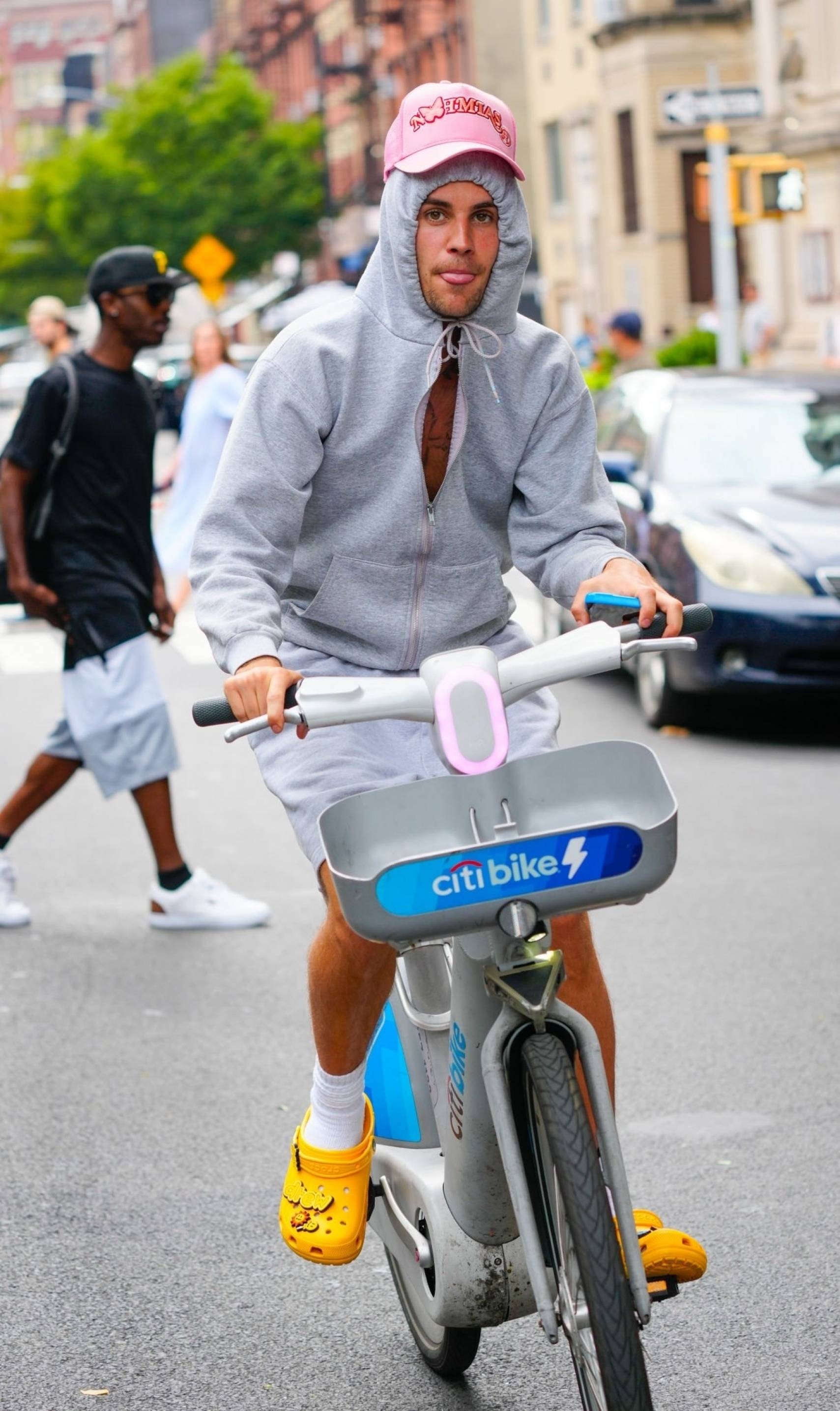 这个大明星骑电动车居然不戴头盔?