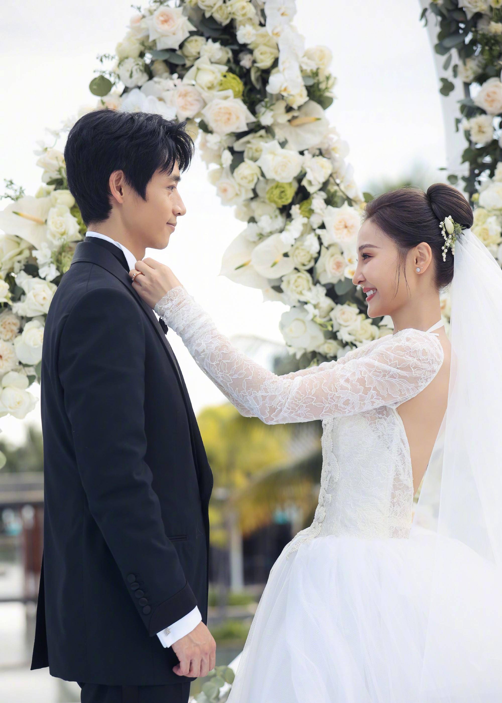 魏晨回应感谢,大家看着魏晨与爱人和家人的合影,也一起沉浸