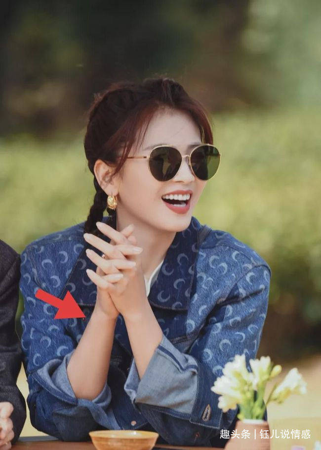 45岁的蒋勤勤穿迪士尼公主裙,皮肤雪白雪白,美的不像话,太美了_刘涛