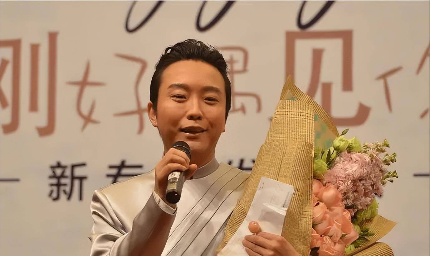 李玉刚的现状这几年也很少看到李玉刚再出现在电视荧幕上.