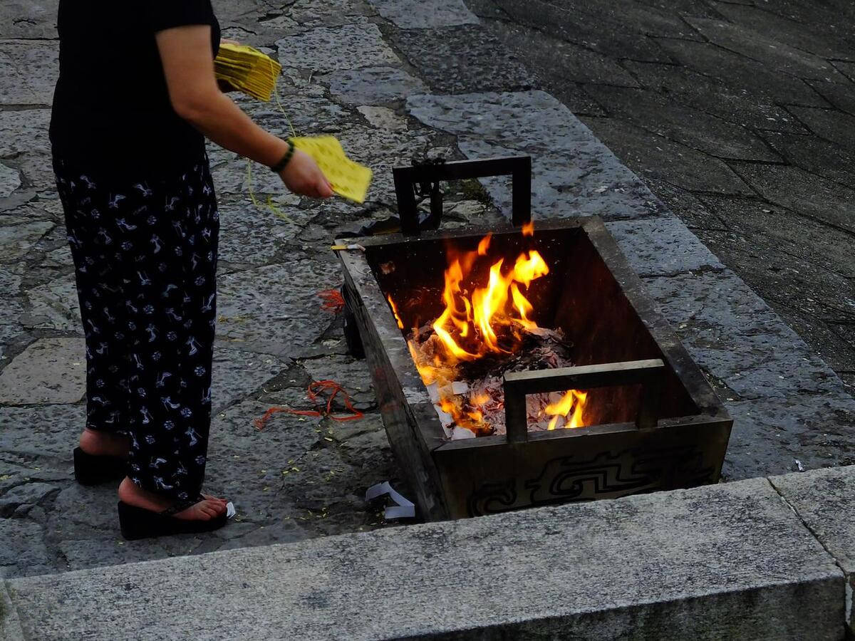 画一个圈并留一个缺口朝着墓地的方向,将纸钱全部堆放在圈内点燃,烧给