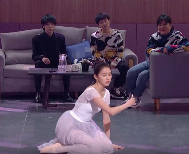 关晓彤跳芭蕾,当看到她整体造型,才知选错衣服有多影响美感_表演_舞台