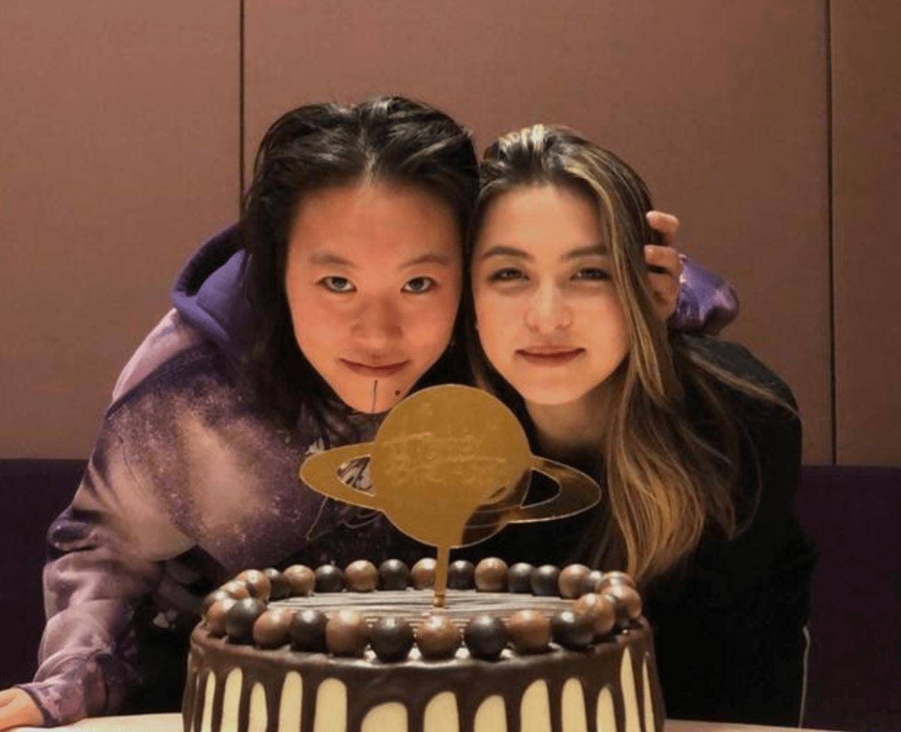 上山诗钠女儿庆祝24岁生日,窦靖童罕有缺席,张智霖夫妇争相送吻