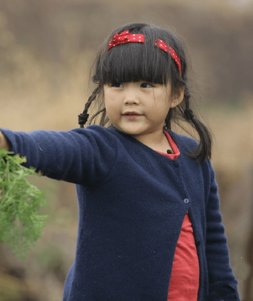11岁王诗龄晒近照,挑染发型又甜又酷,五官长开越来越像妈妈_李湘_长相