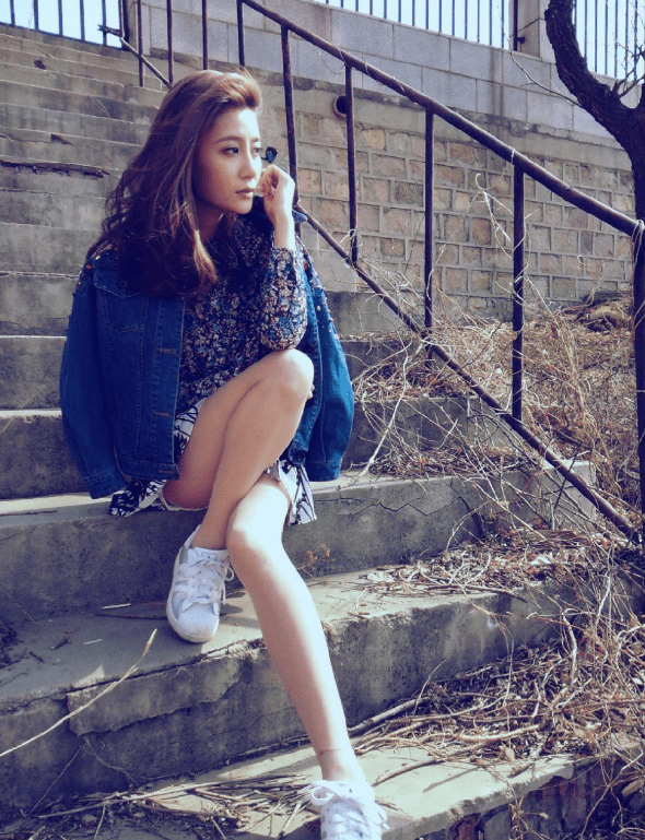 32岁唐菀近况,带3岁女儿赶海晒沙滩美照,前夫曹云金事业屡受挫_视频