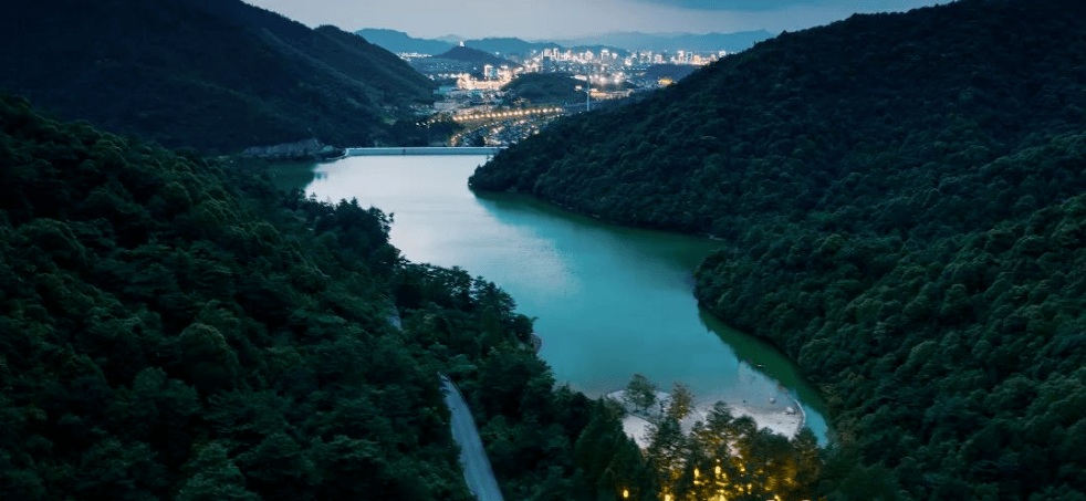 安吉靈峰山-悠隱南山!(悠隱南山)周邊環境及交房時間_自然_別墅_山谷