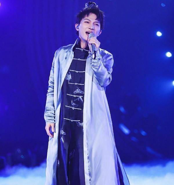 在这期节目中周深选择了将抒情歌曲《相思》和《秦淮景》苏州评弹相互