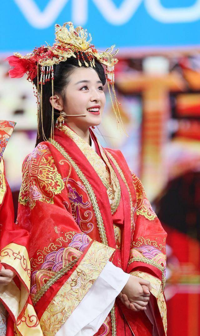 凤冠珠帘的古装女星,个个美艳动人,她却让人永生难忘_造型_唐嫣_整体