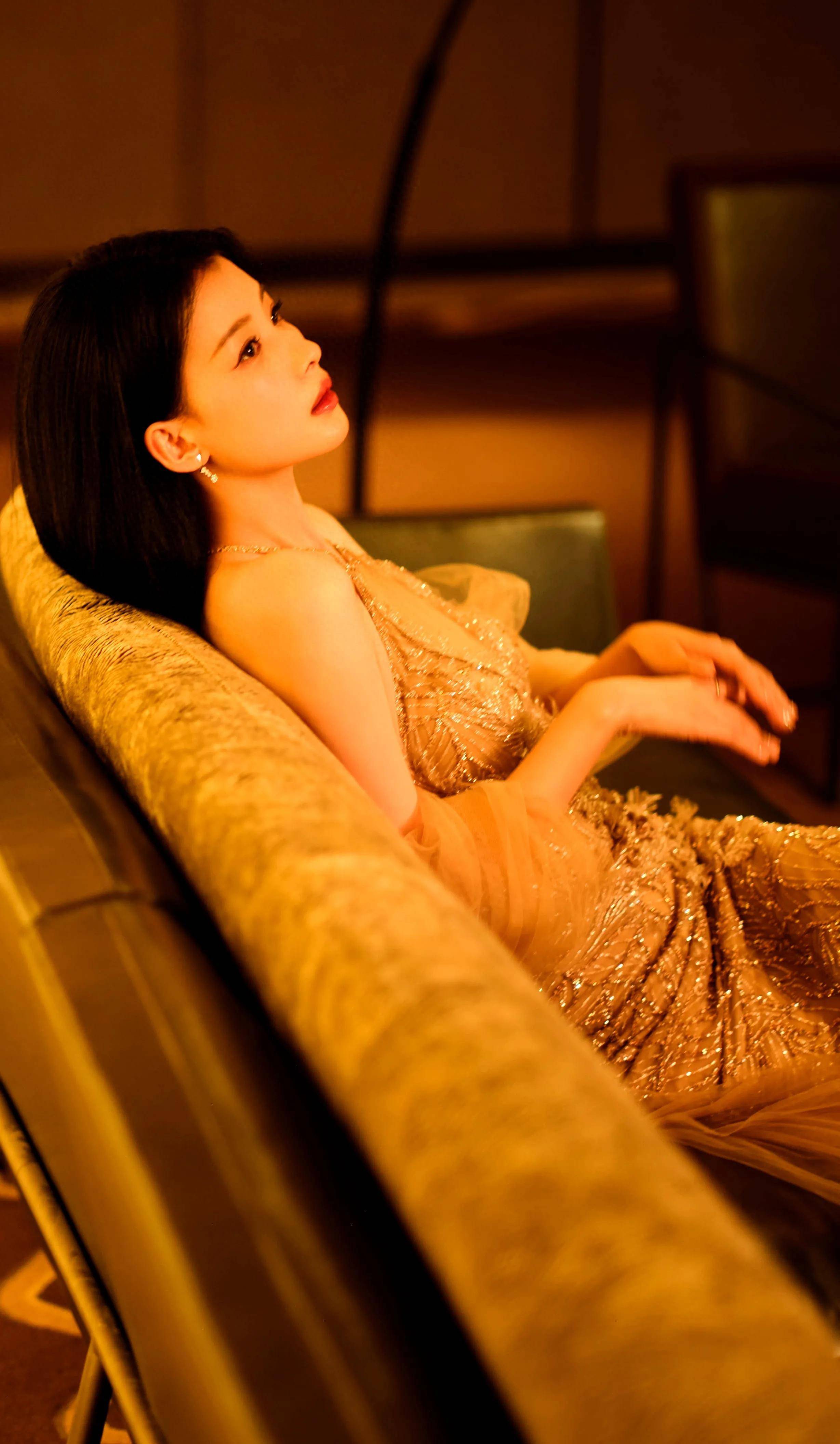 总之,孙怡一身金纱礼服的气质是自信,从容,优雅,美丽的综合体现.