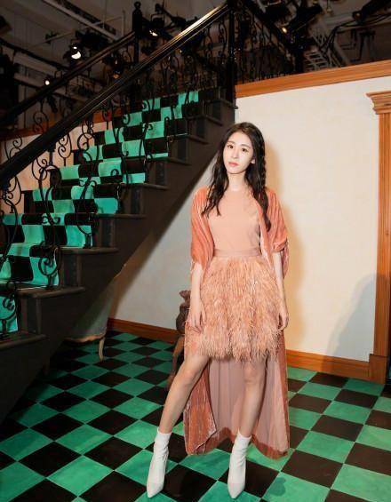 张碧晨纽约时装周无ps图来了,她的腿真是大写的尴尬_网友_pose_问题