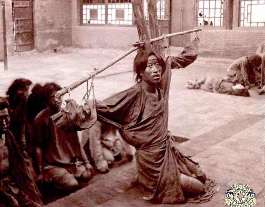 画面中这个刑罚名为"跪锁",它虽不能立刻取人性命,但却十分痛苦,让人