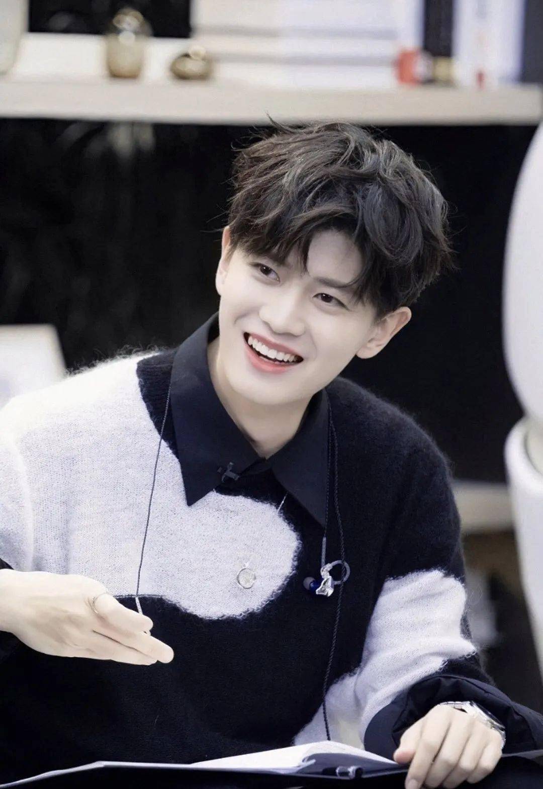 杨紫站错队?邓伦孤僻?白敬亭吴倩老相识?丁真为何受捧?