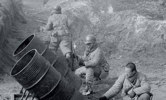 工事:密如蛛网的交通壕与地堡相联,工事前沿还设置了大量的地雷,鹿砦