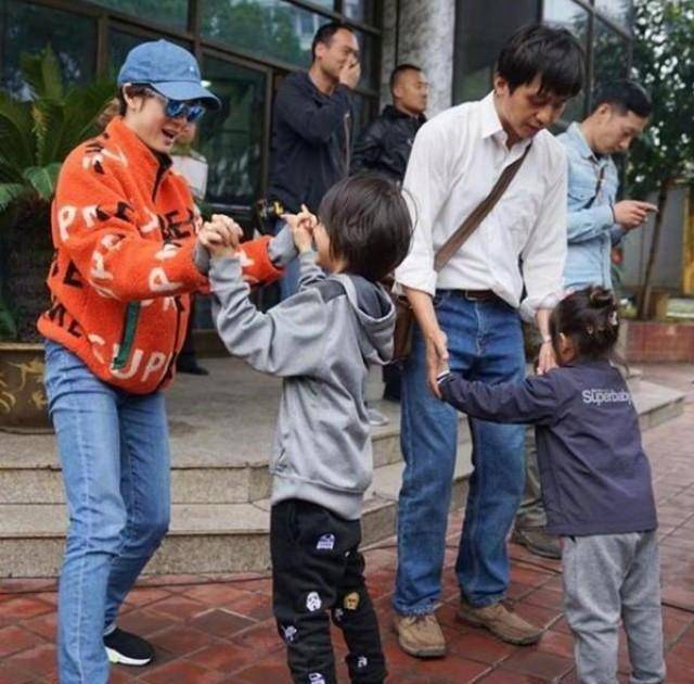 超哥秀完恩爱还未完,娘娘3日上午社交平台贴文更新动态称"你好,2020"