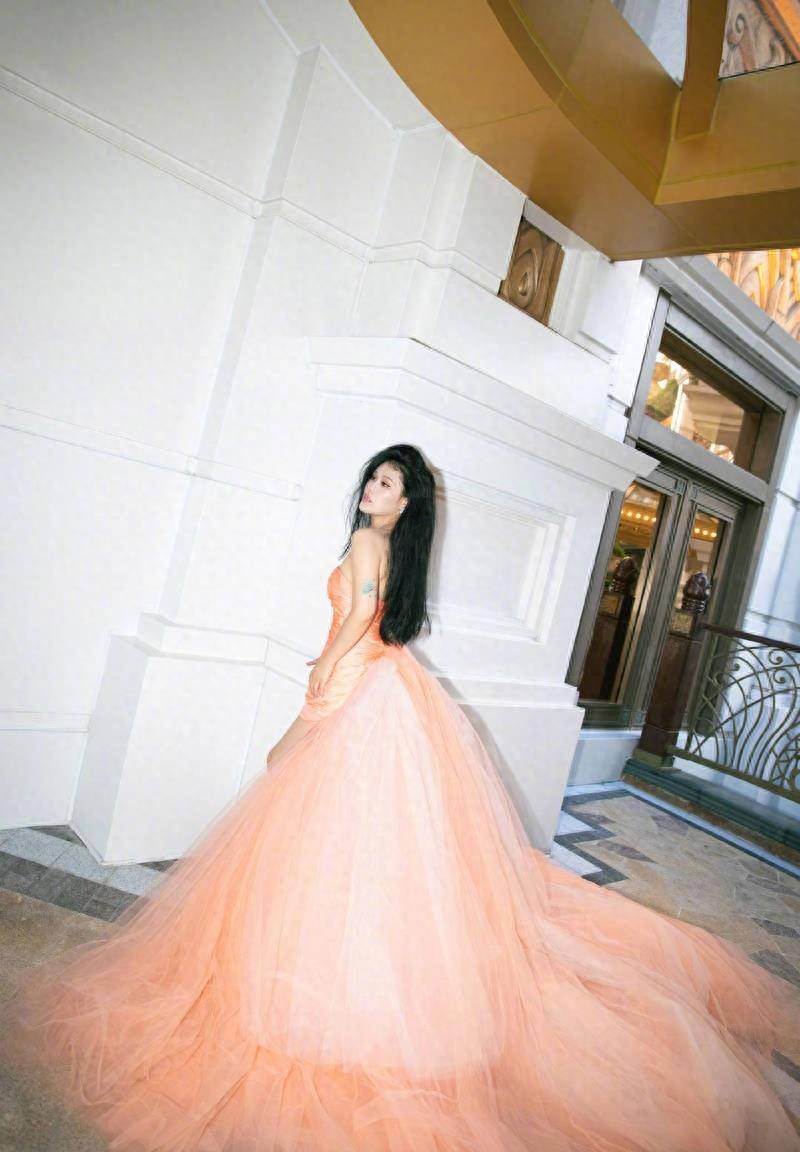 袁娅维穿着短裙参加活动,曲线优美,气场自信 - 大山娱乐八卦