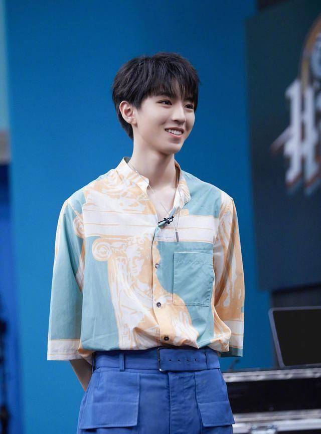 王俊凯人形雕塑印花衬衫引领夏日穿搭新风尚,活力又舒适才惹人爱_设计