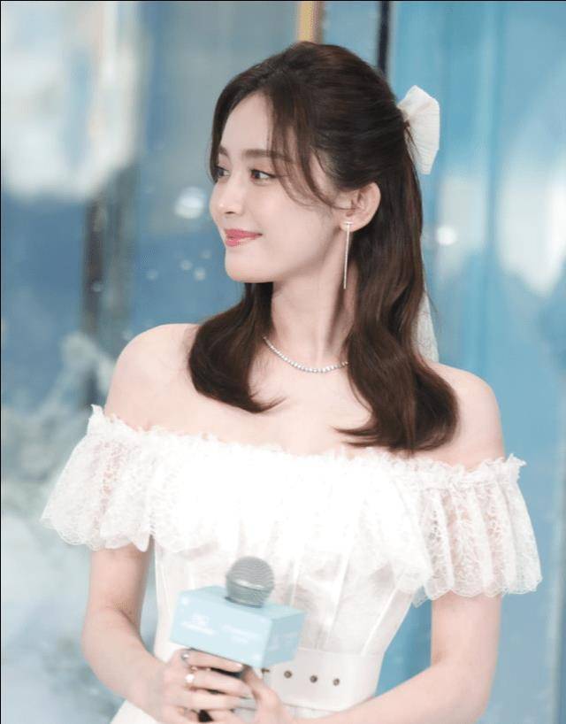 演员古力娜扎现身活动,状态非常好,粉丝怪手机将美人拍丑了_公司_主题