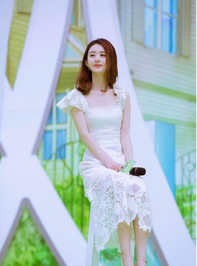 赵丽颖玩起了小清新?白色镂空连衣裙甜美到爆,这样穿很减龄!