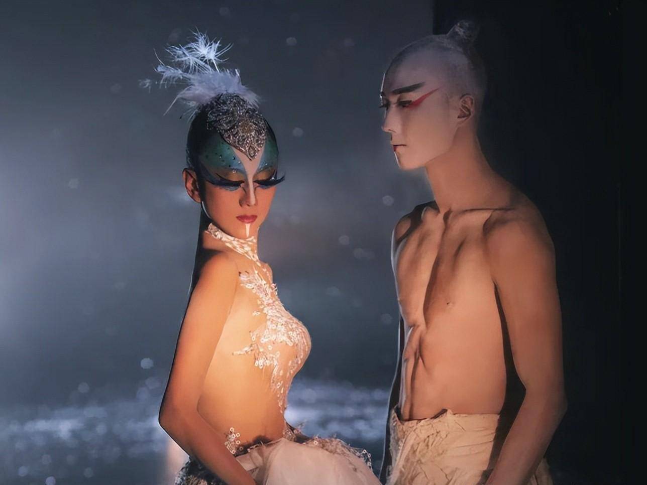 杨丽萍的"秃毛孔雀舞",照清了多少以艺术为名的"流氓"事实?