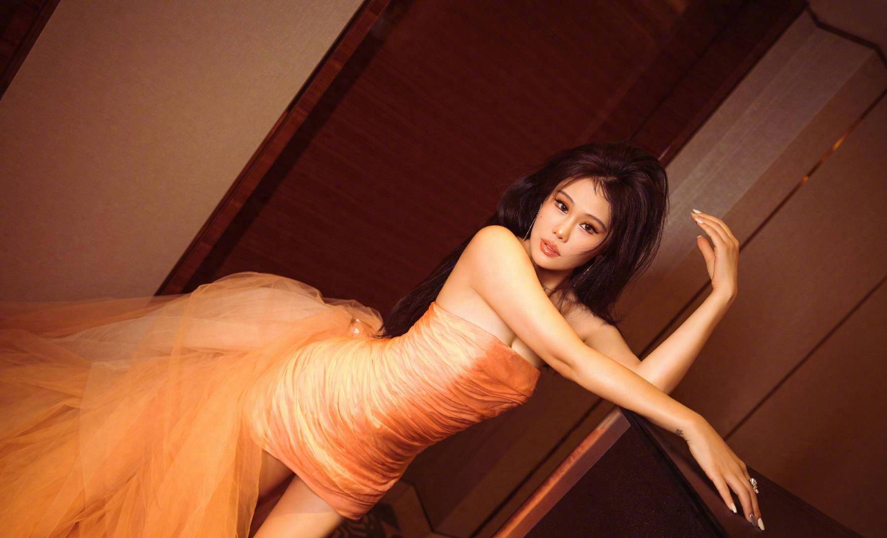 袁娅维穿着短裙参加活动,曲线优美,气场自信