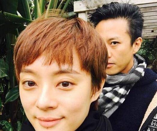邓超孙俪携儿女出行被偶遇,低调情侣装破传言,等等小花超贴心_一家