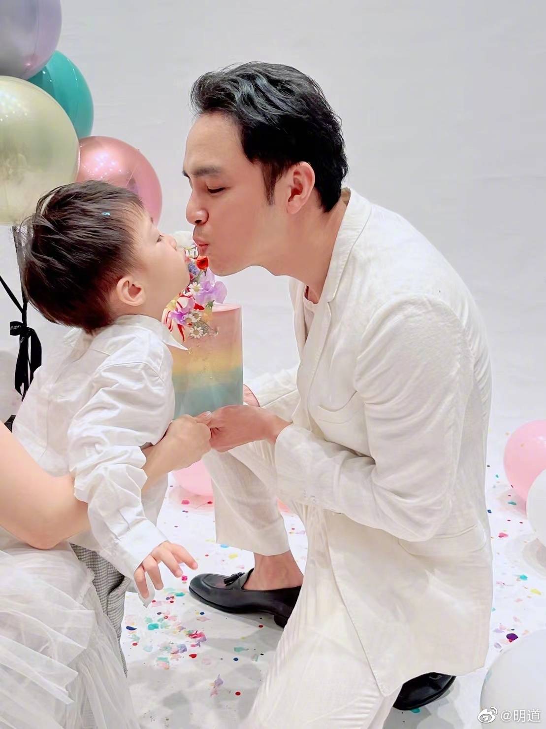 明道晒二胎产女照,儿子化身宠妹狂魔,一儿一女凑成好字_照片_女儿