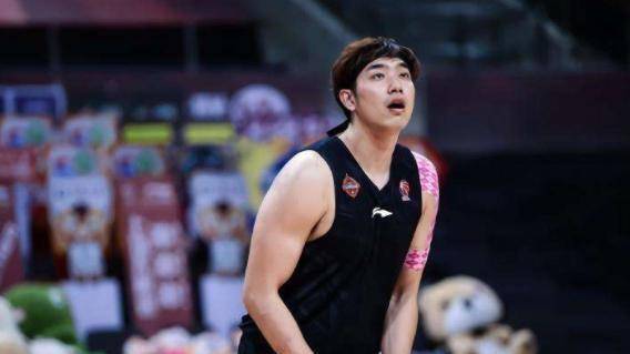 广东宏远有易建联,辽宁男篮有韩德君,显然家乡球队浙江广厦是吴冠希最