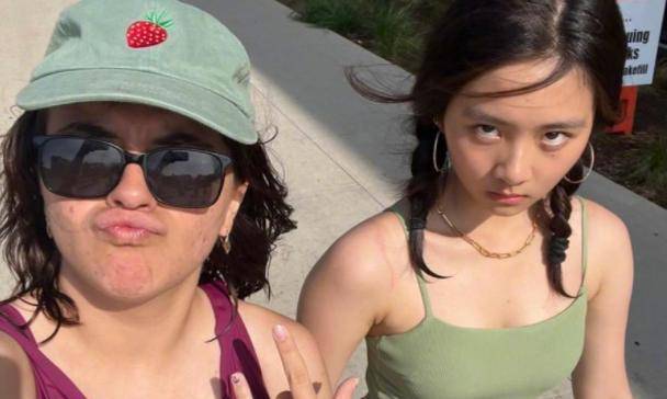 17岁黄多多美国留学,着低胸泳衣秀身材,形象转变受争