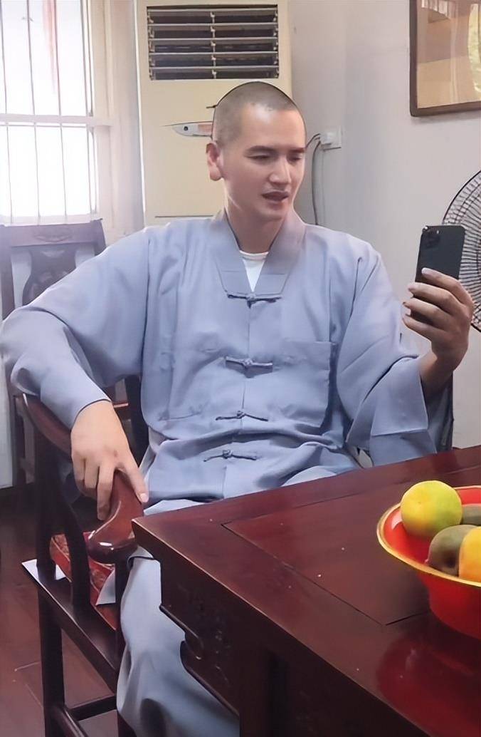 "释明心:放弃公务员当和尚,富婆送400万法拉利求婚_寺庙_父母_音乐