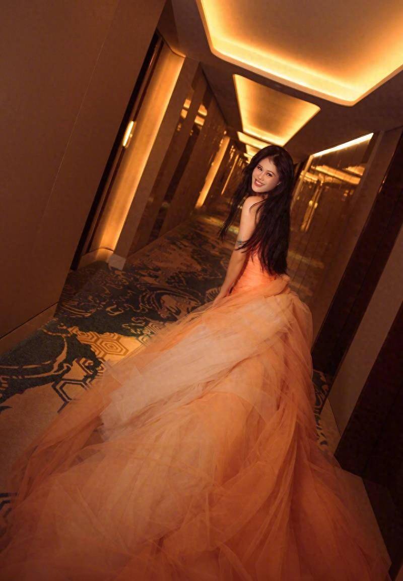 袁娅维出席活动,身穿抹身材裙,展现出自己优美的曲线和自信的气场