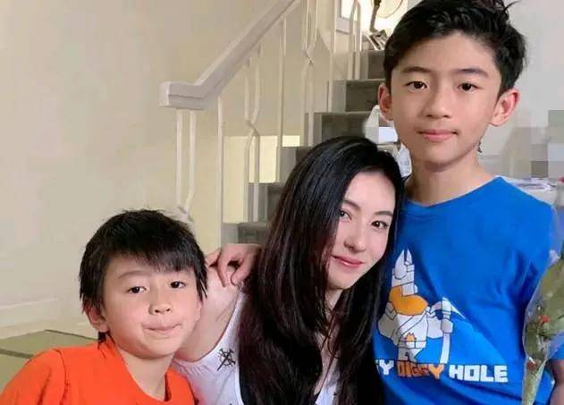 小青霞两个儿子长大了,贴脸亲吻显温馨,14岁哥哥侧脸太像谢霆锋_lucas