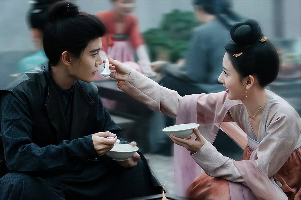 那么她与刘宇宁,宣璐领衔主演的古装爱情剧《折腰》以及与任嘉伦合作