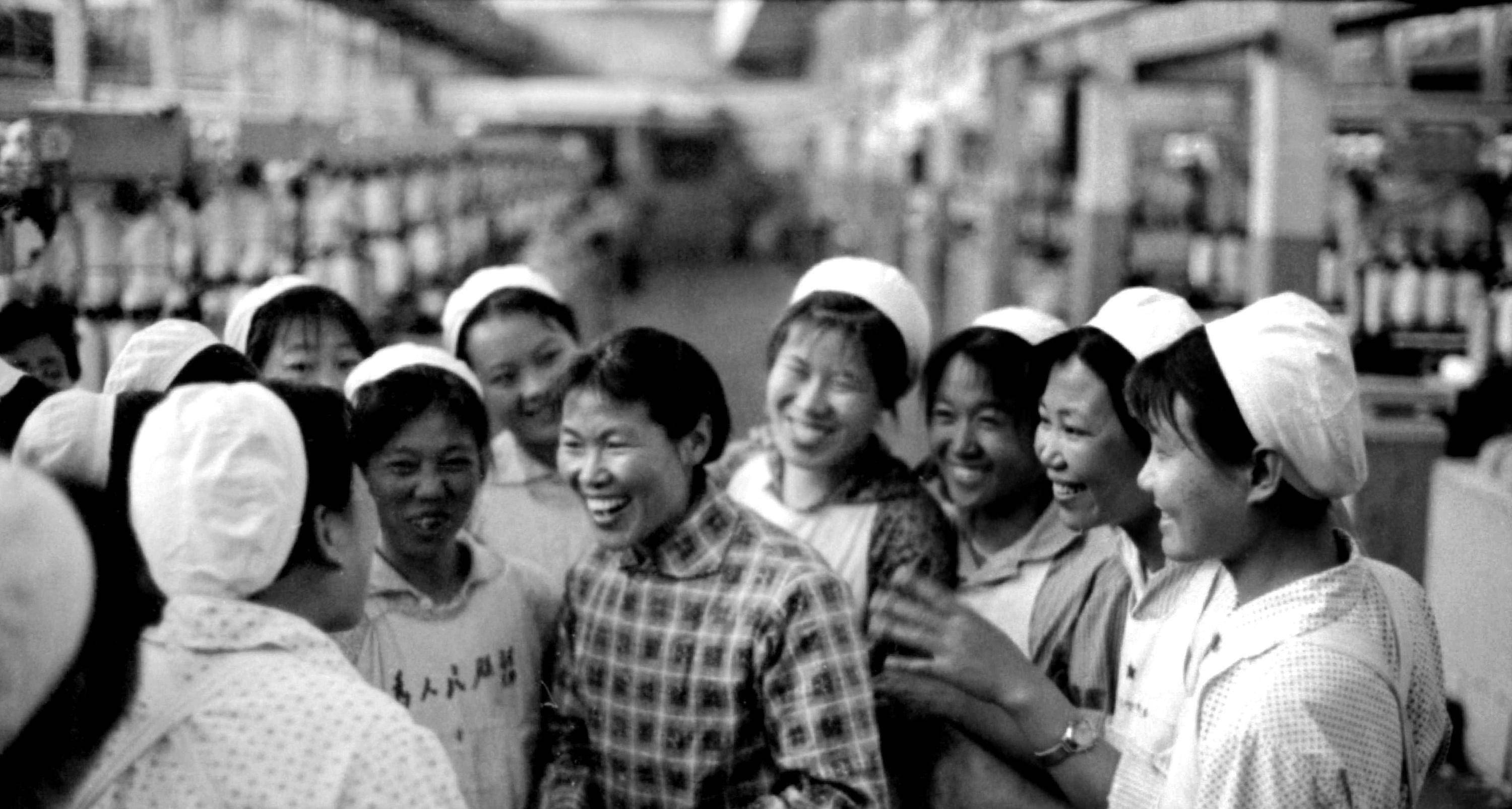 劳动模范郝建秀,1950年,她所工作的小组被命名为"郝建秀小组"_车间