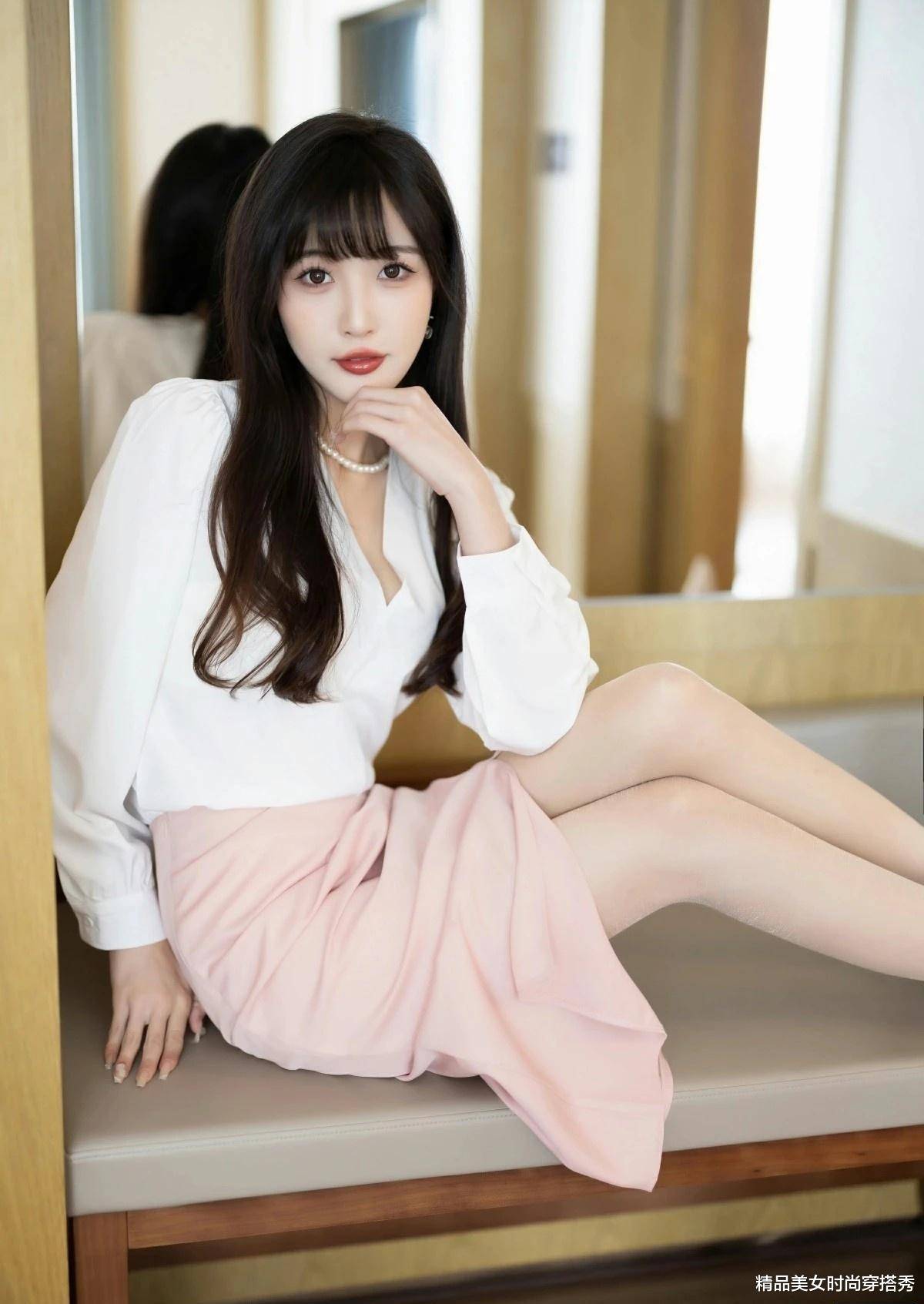 小姐姐穿白色无领衬衫配粉色长裙端庄大方,十分优雅迷人_女性_高跟鞋