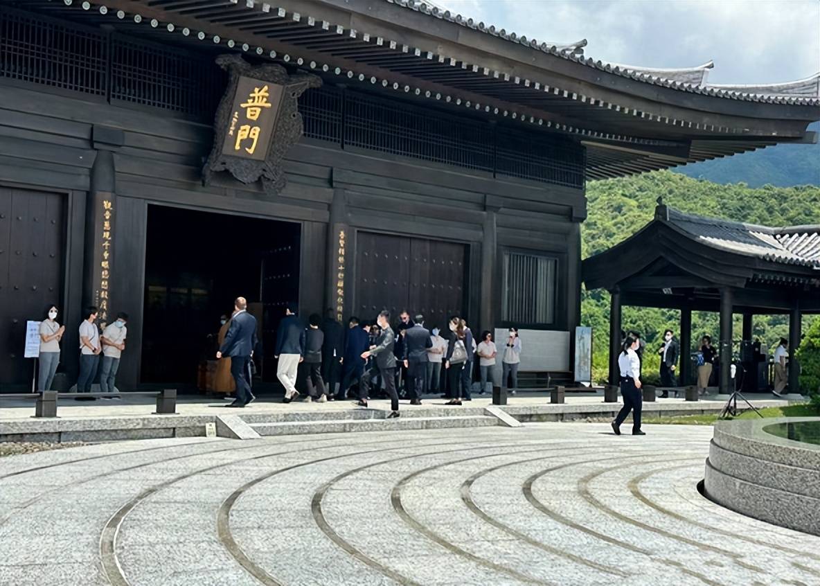 96岁李嘉诚现身香港拜佛,坐轮椅不停跪拜,小33岁女友身边搀扶_寺庙