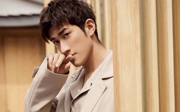 李治廷对音乐很痴迷,上学时就加入乐队,生活中热爱美食和健身