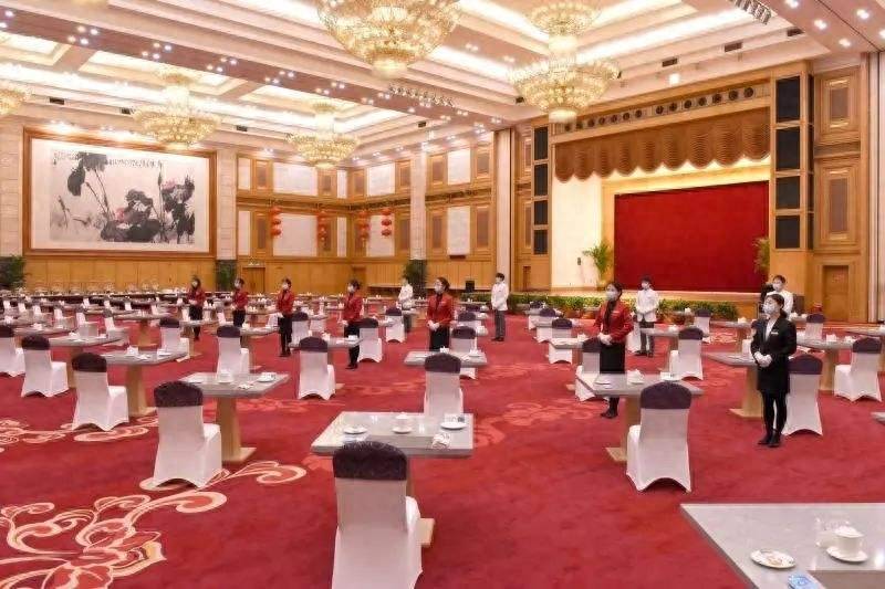 凉山一学生登报求助,中央得知请进京,人民大会堂摆三桌酒席接待