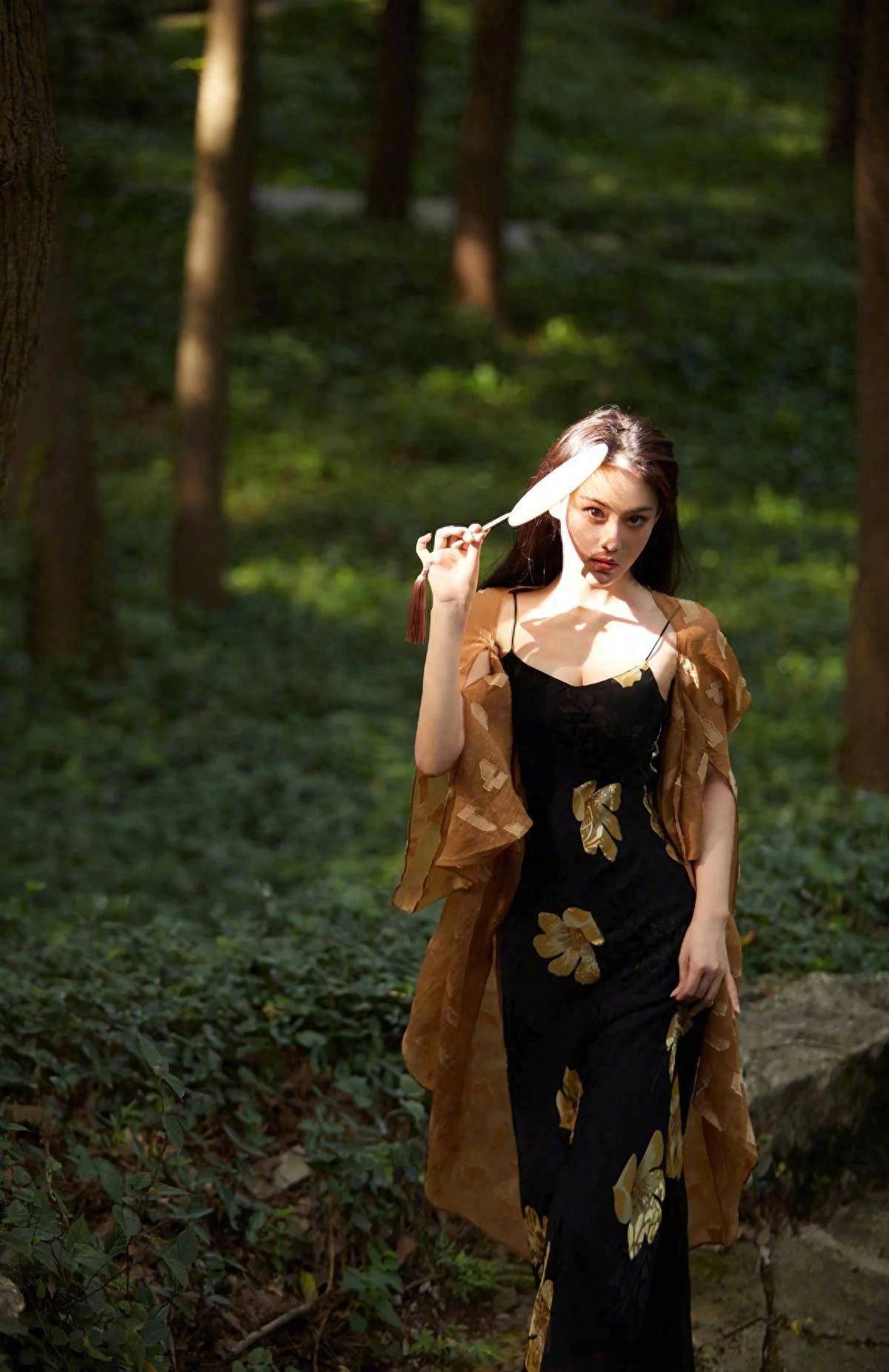 张馨予真是又美又帅,妩媚动人,身姿曼妙,气质少女不像生过娃_图片